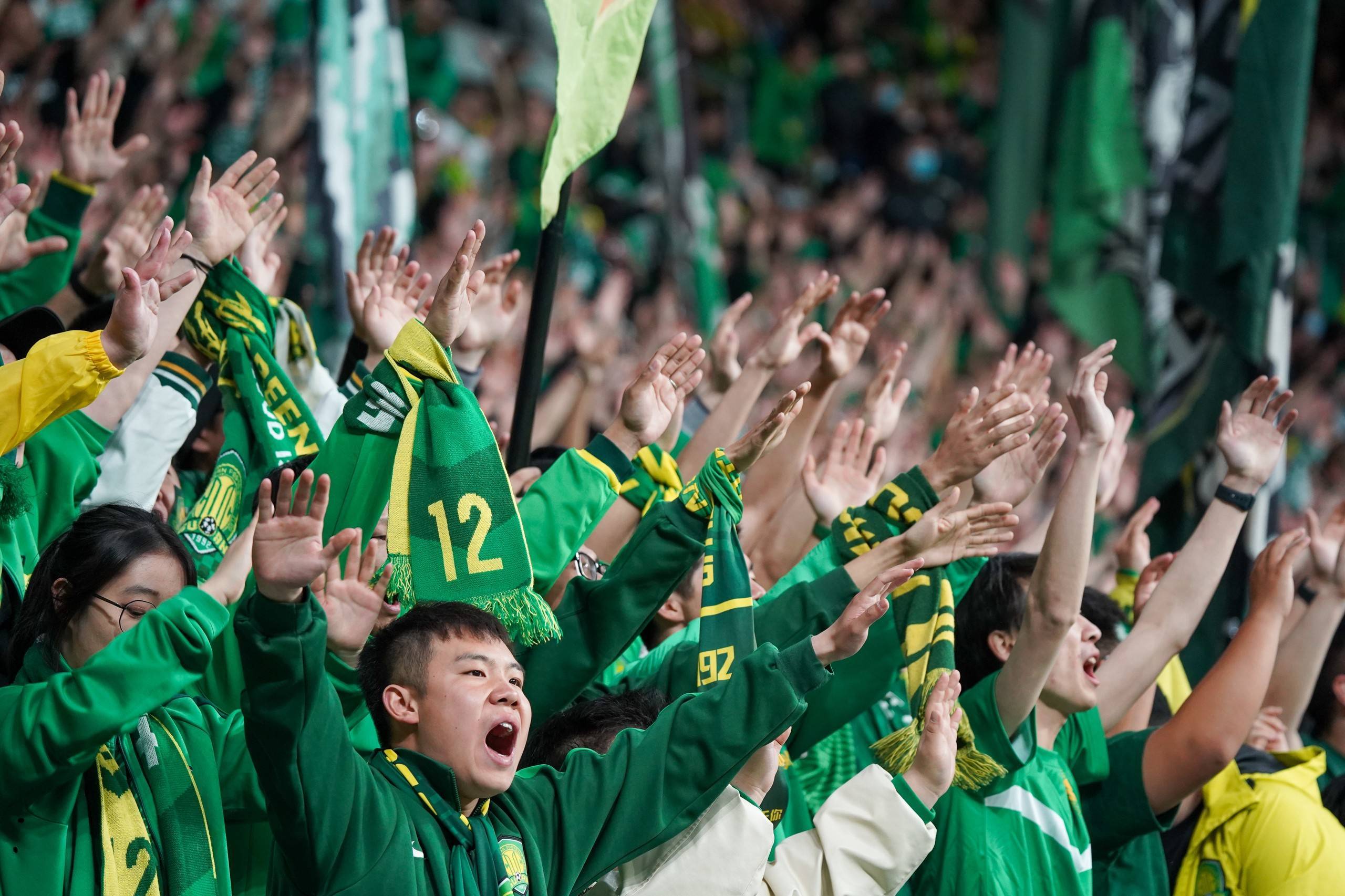 精彩纷呈的表现点燃了球迷们的热情