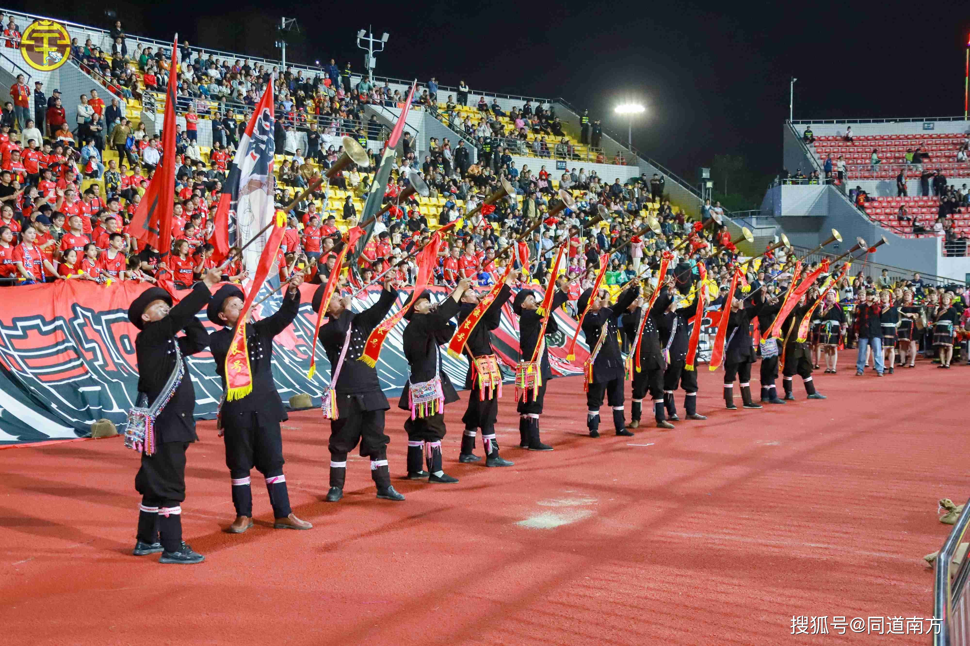 比赛频频引发观众欢呼,场面壮观 比赛频频引发观众欢呼,场面壮观