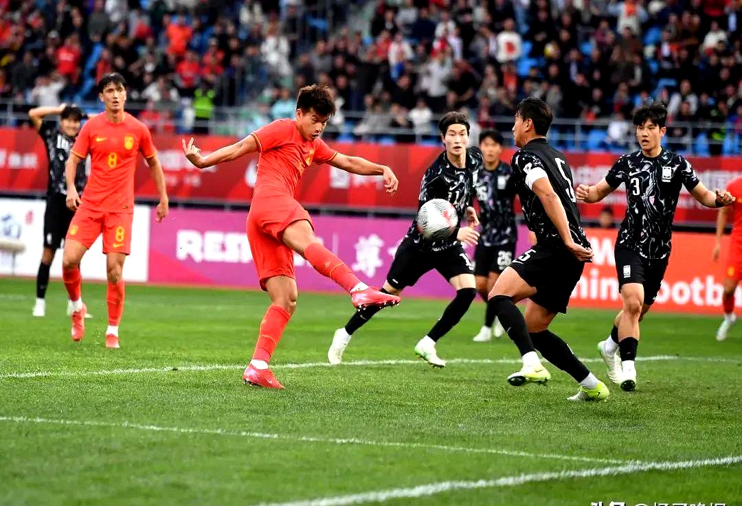 足球场上的精彩表演,中国队登顶 足球场上的精彩表演,中国队登顶