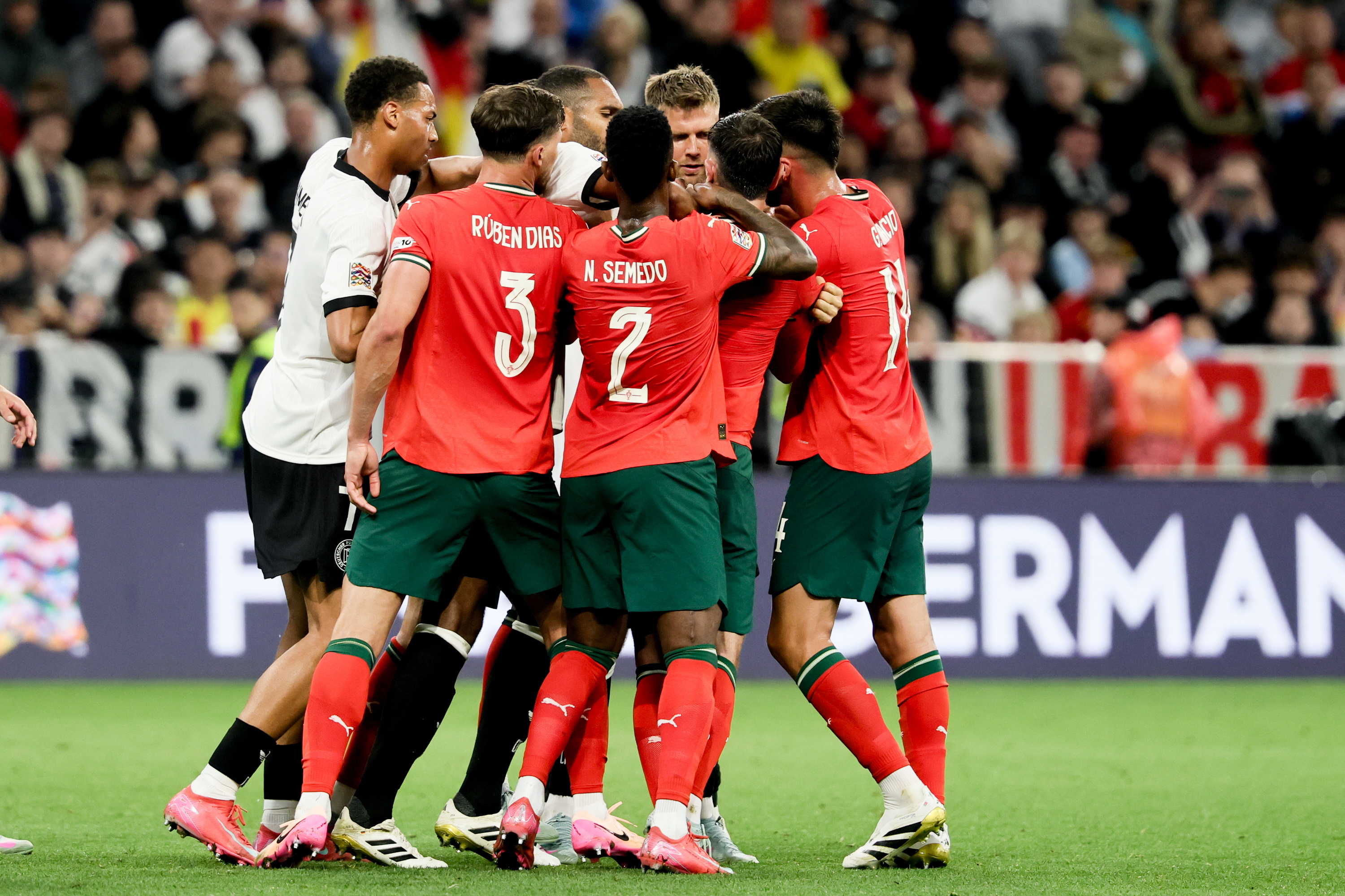 荷兰队在对阵葡萄牙队时取得胜利 荷兰队在对阵葡萄牙队时取得胜利