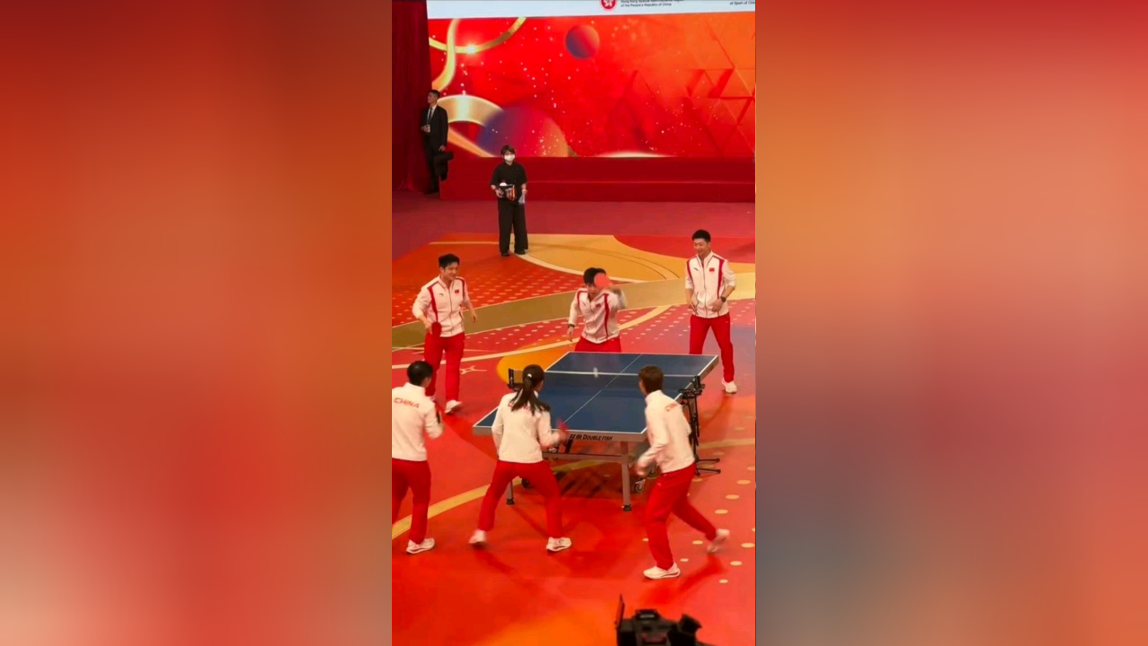 看球赛激烈对决,观众尖叫声震撼全场 看球赛激烈对决,观众尖叫声震撼全场