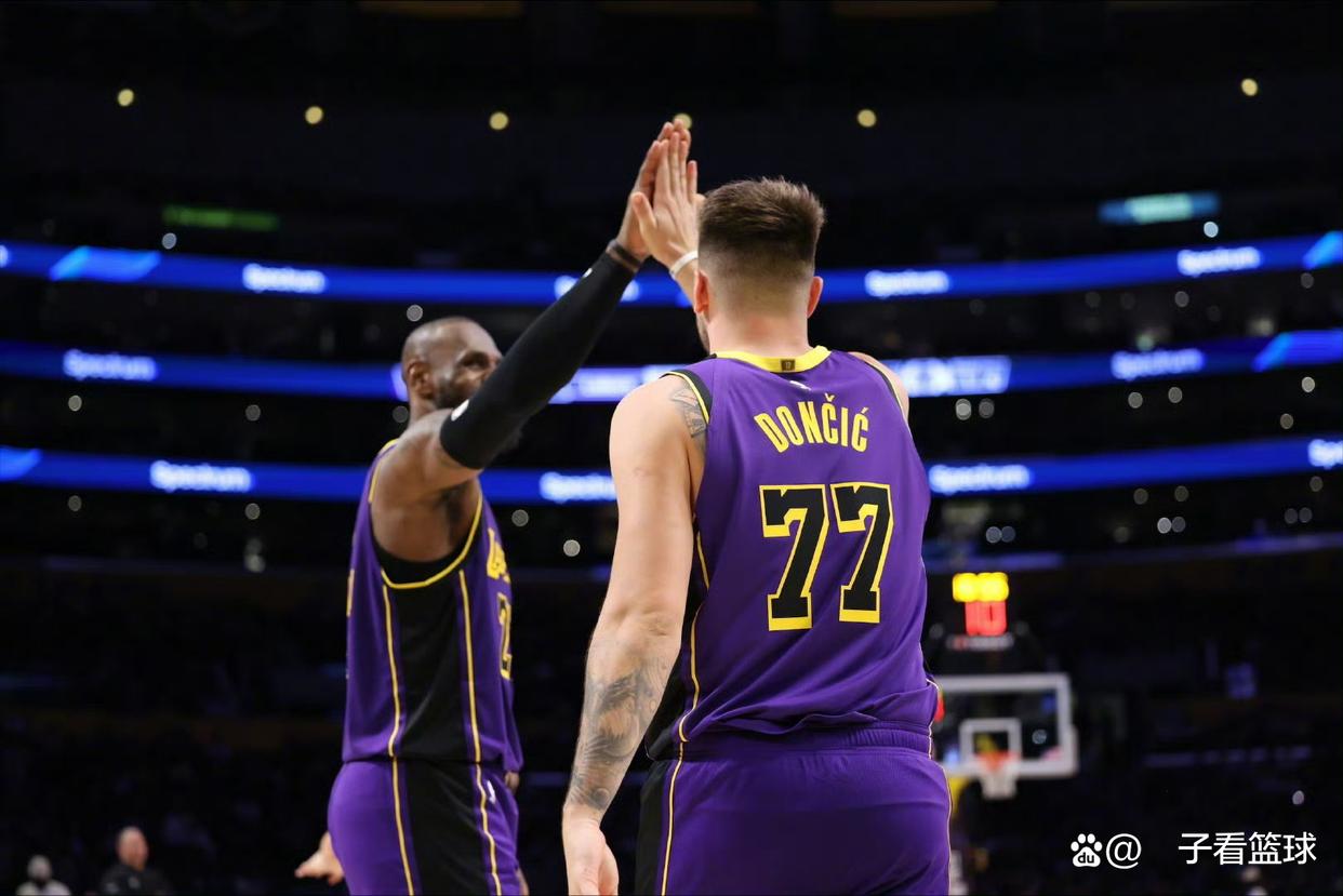 尼克斯鏖战深圳队,东契奇带队取胜 尼克斯鏖战深圳队,东契奇带队取胜