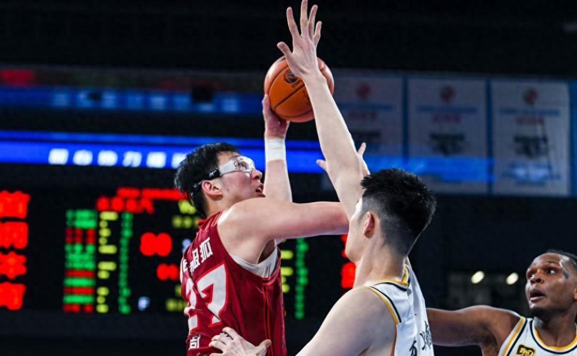 广东队险胜山西队,周琦高光表现 广东队险胜山西队,周琦高光表现